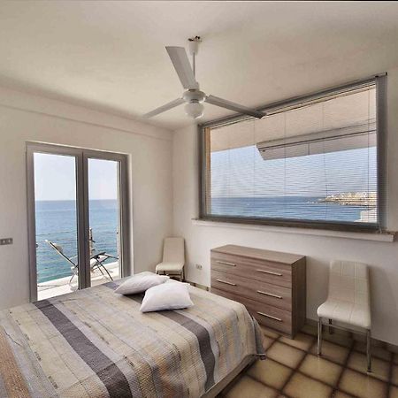 Apartment Overlooking The Sea With A View Of Old Gallipoli And The Whole Bay Extérieur photo