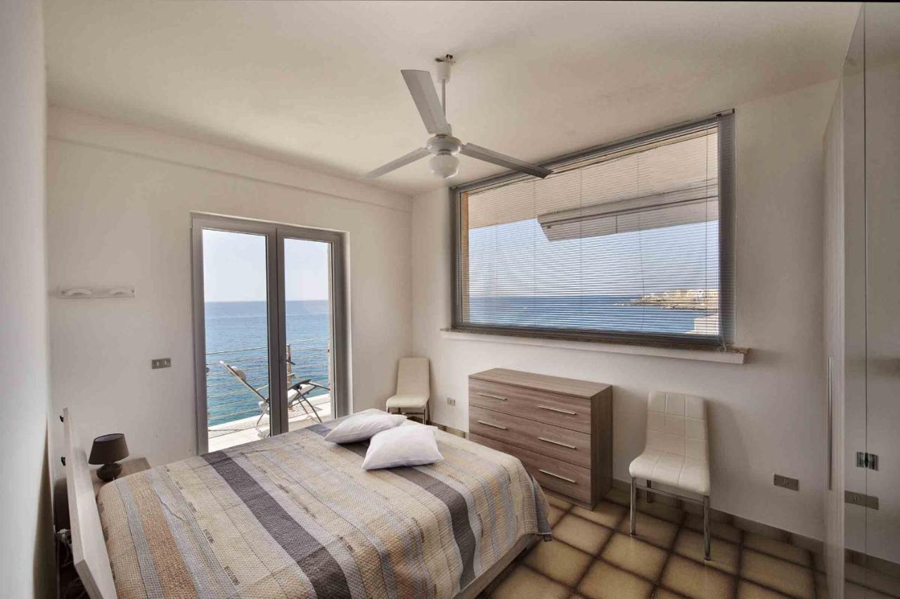 Apartment Overlooking The Sea With A View Of Old Gallipoli And The Whole Bay Extérieur photo