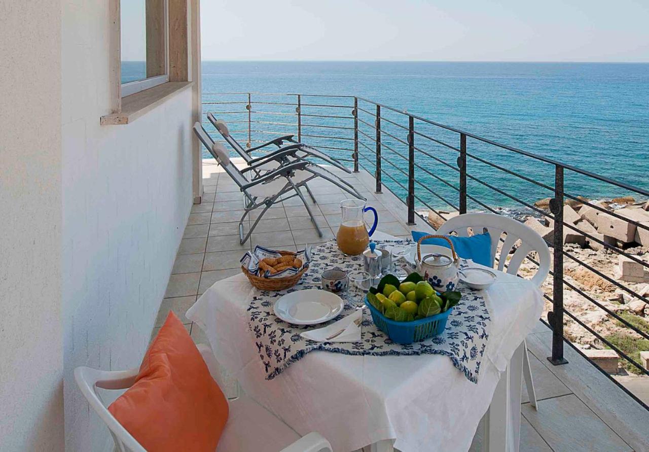 Apartment Overlooking The Sea With A View Of Old Gallipoli And The Whole Bay Extérieur photo