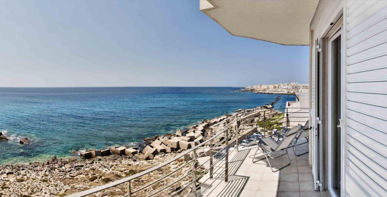 Apartment Overlooking The Sea With A View Of Old Gallipoli And The Whole Bay Extérieur photo