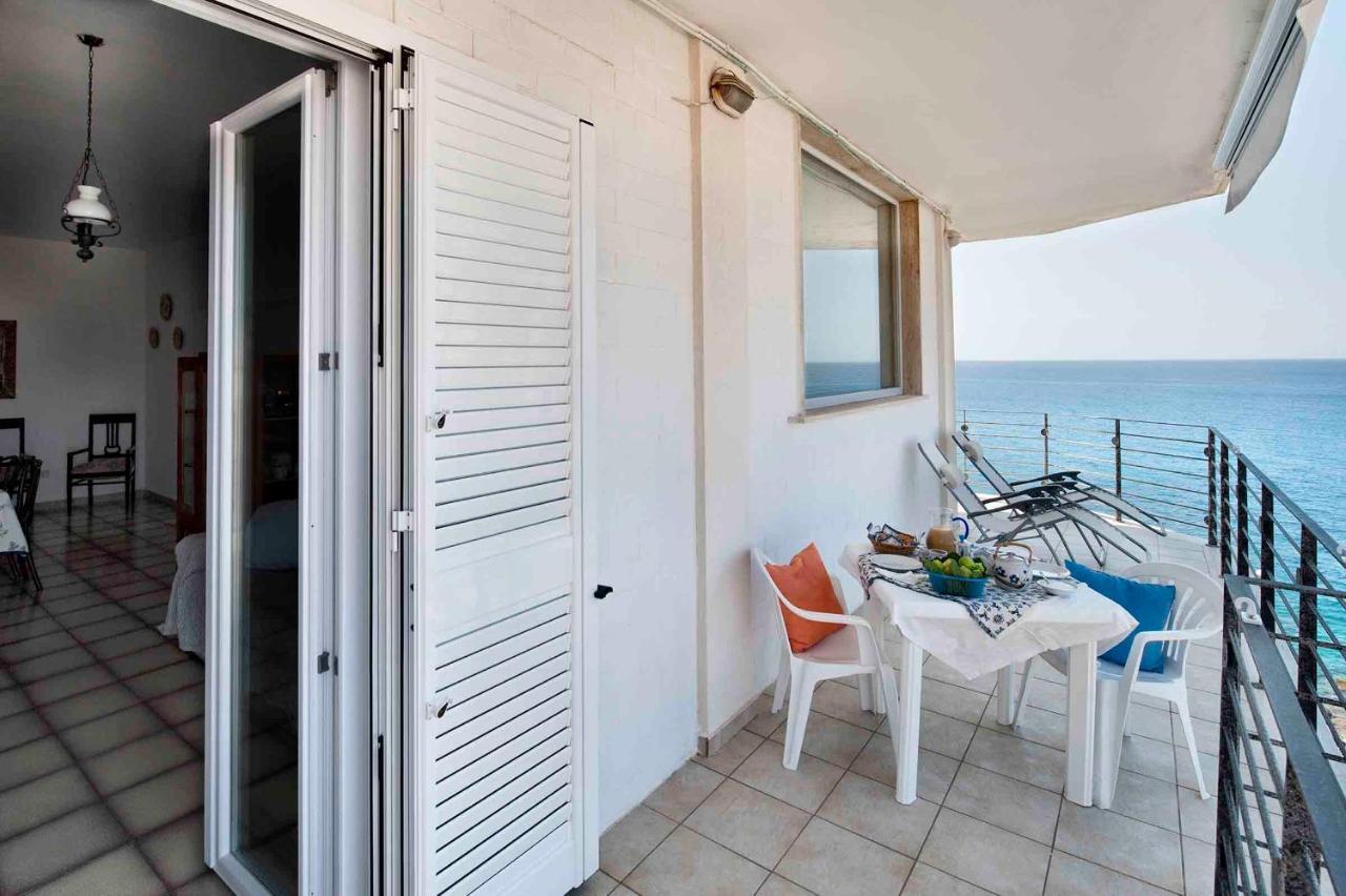 Apartment Overlooking The Sea With A View Of Old Gallipoli And The Whole Bay Extérieur photo